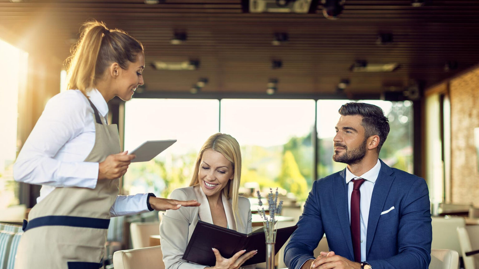 Servicio de Atención al Cliente en Restaurante | Grupo iLabora ...