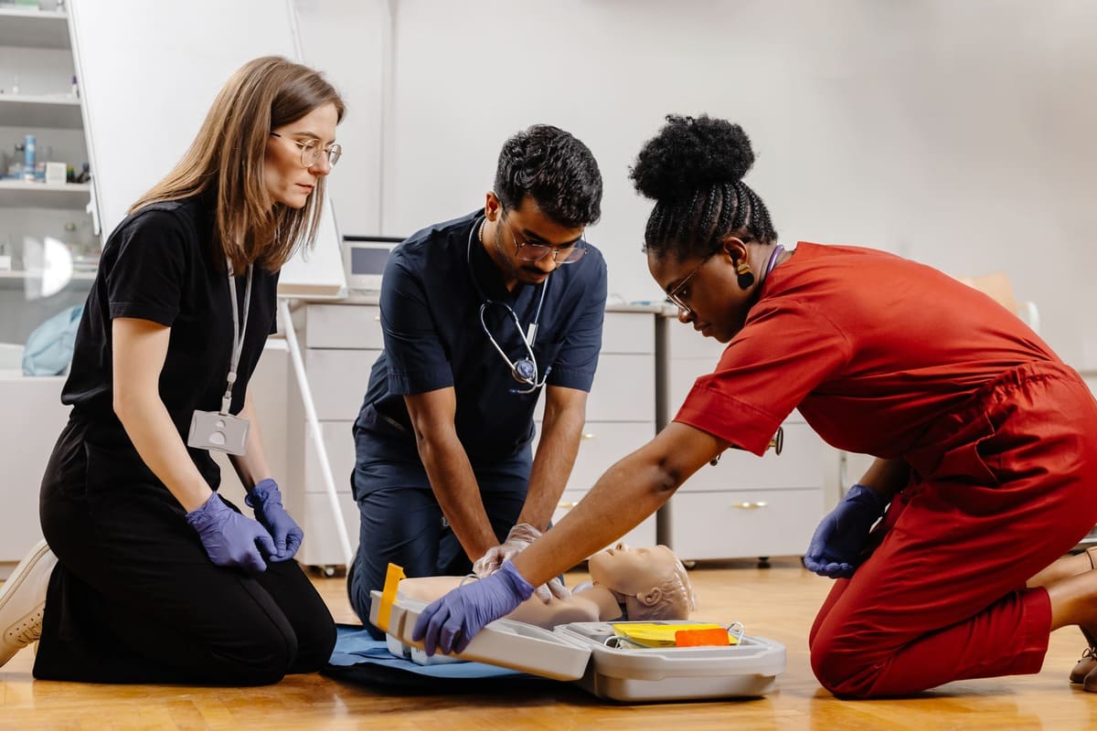 Simulación clínica de emergencia con profesionales sanitarios